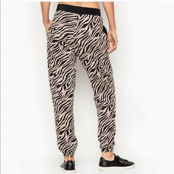 Victoria’s Secret Sport Joggers Sweatpants Zebra VS Logo Size extra small VSX - Picture 12 of 12